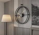Horloge murale rouge moderne accrochée dans un salon