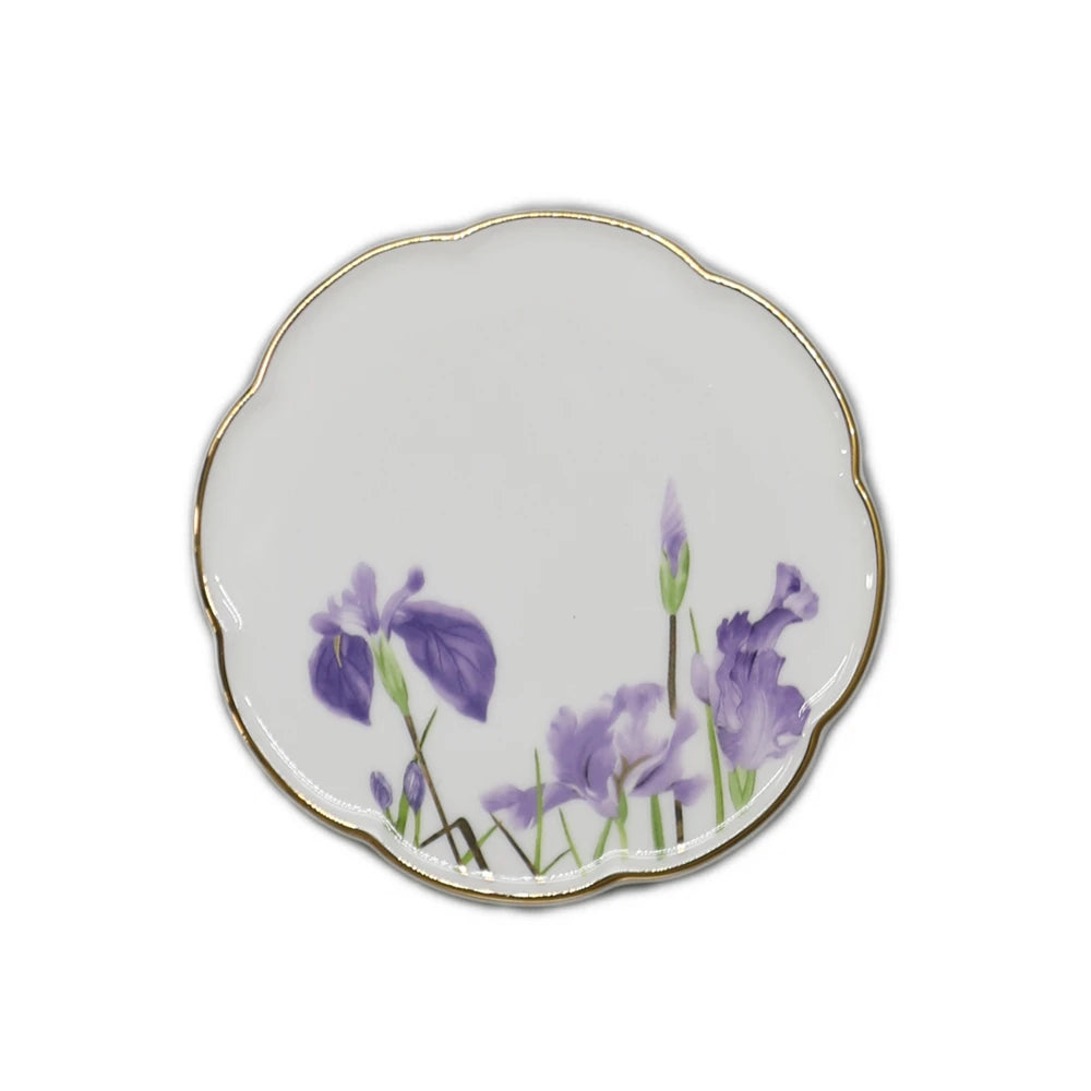 Assiette décorative avec de belles fleurs violettes.