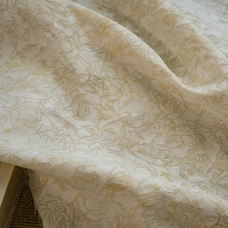 tissu polyester fleurs broderie classique blanc doré 150cm large résistant élégant coudre respectueux environnement