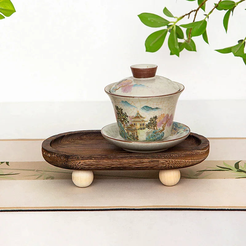 plateau ovale bois marron clair radio tasse thé bouteille parfum noix macadamia plante succulente