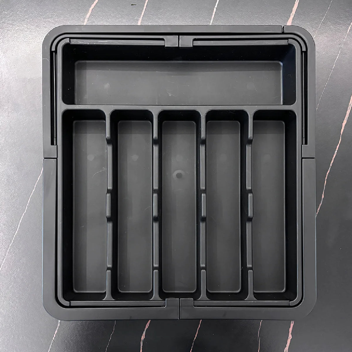 ensemble vaisselle moderne poignées cuivre doré noir gris couteaux fourchettes cuillères pince viande