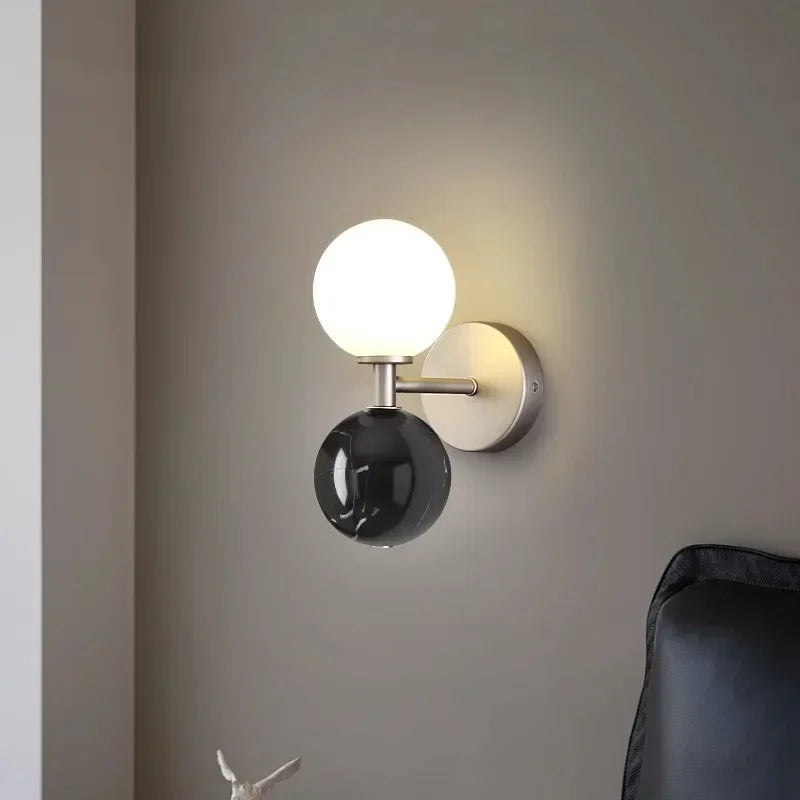 lampe murale led marbrée moderne minimaliste blanc noir globes opaques chambre salon