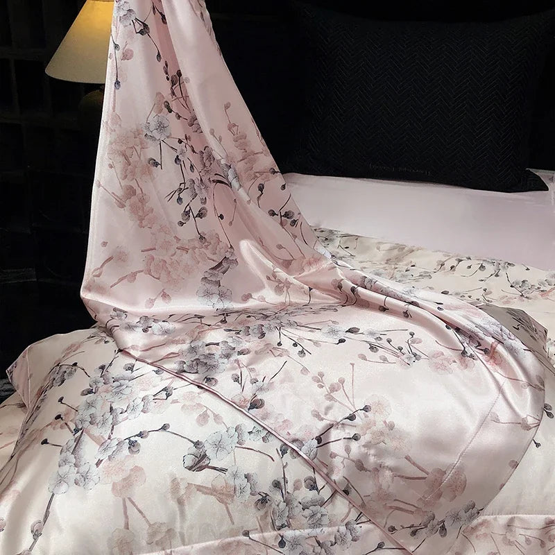 Parure de lit en soie satinée bordeaux dans une chambre décorée avec style