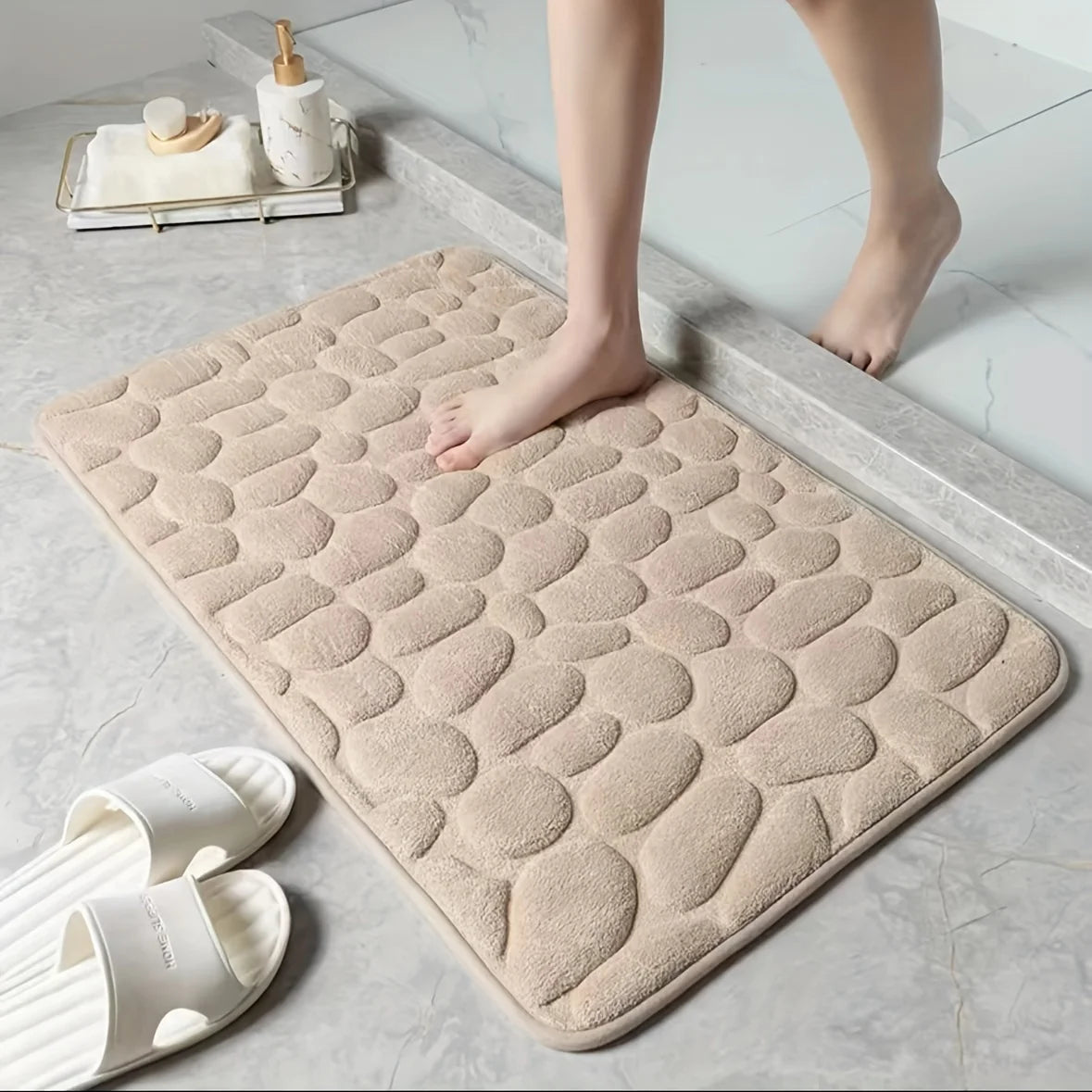 tapis bain gris texture galets antidérapant mémoire foam salle bain moderne