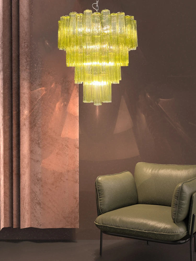 Détail du verre coloré et de la structure en acier inoxydable du lustre