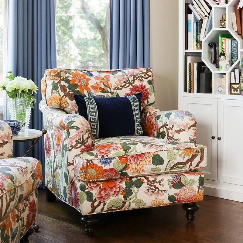fauteuil fleuri multicolore classique pieds bois coussin bleu confortable salon vintage motifs floraux