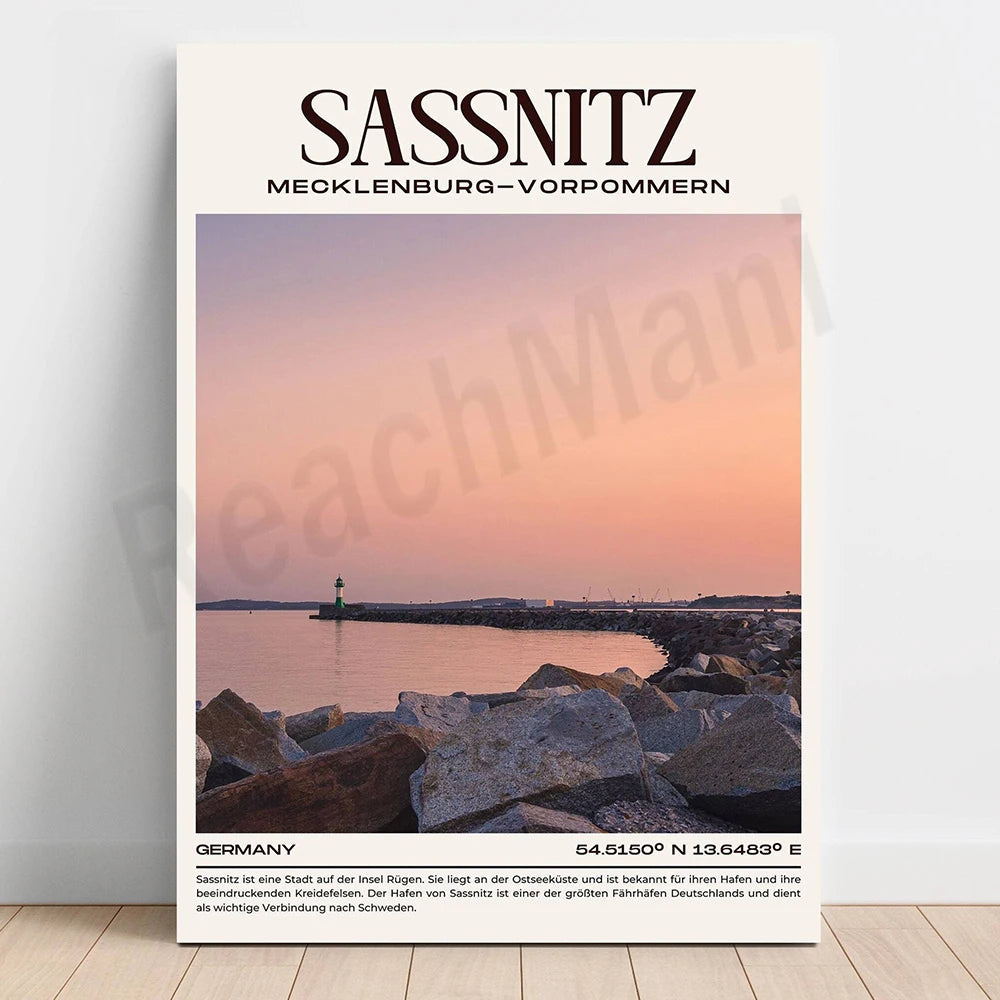 Le port de Sassnitz, situé sur l'île de Rügen en Allemagne, avec son phare et ses falaises au coucher du soleil. Sassnitz est connu pour son port et ses paysages côtiers.