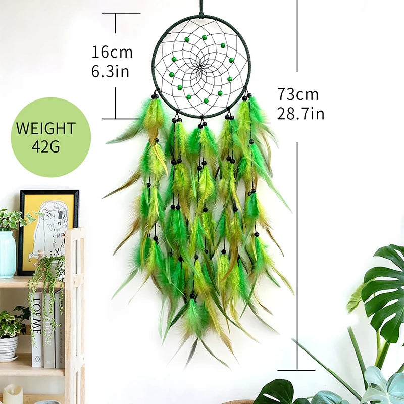 Un capteur de rêves décoratif en plumes vertes et jaunes, d'un diamètre de 16 cm et d'une longueur totale de 73 cm, suspendu sur un fond blanc avec des éléments de décoration.