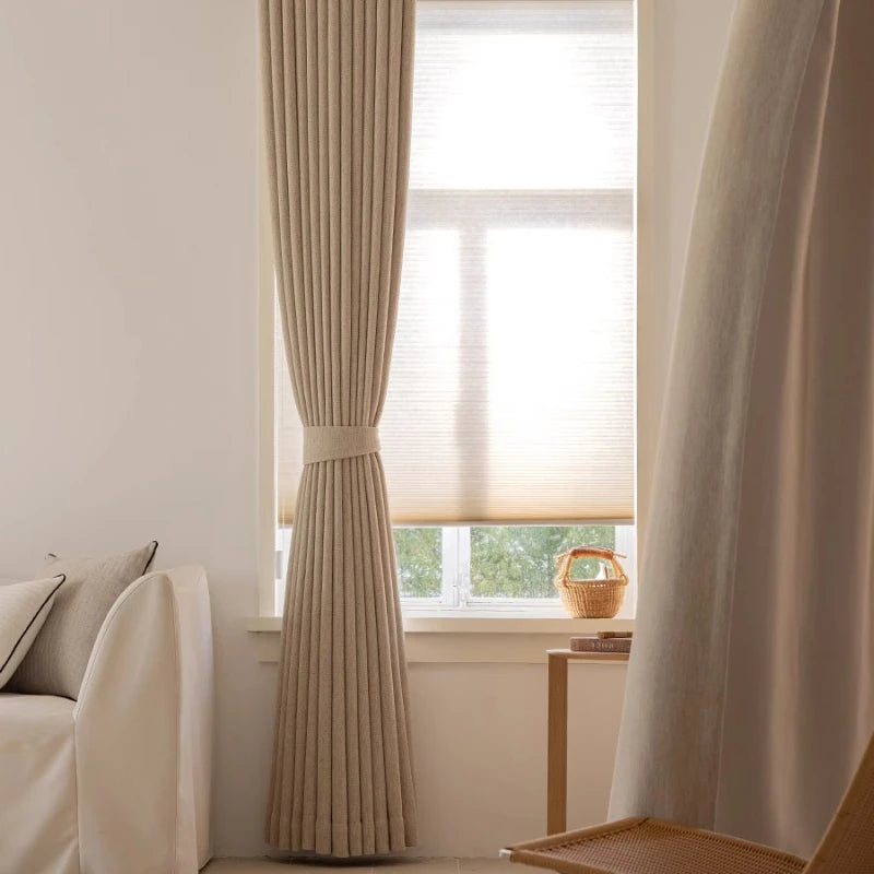 Voilage épais beige installé dans un salon moderne au style naturel