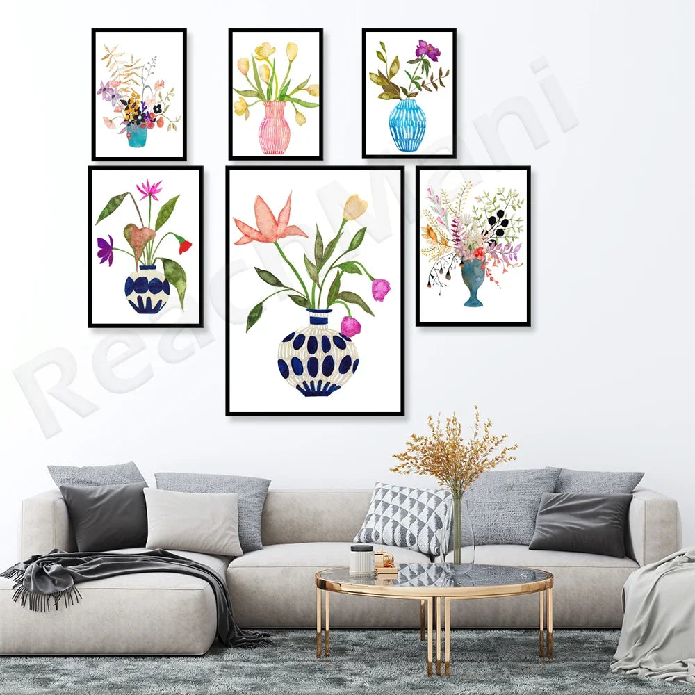 Ce décor mural élégant met en valeur une collection de magnifiques illustrations florales encadrées, créant une atmosphère chaleureuse et apaisante dans cet espace de vie.