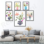 Ce décor mural élégant met en valeur une collection de magnifiques illustrations florales encadrées, créant une atmosphère chaleureuse et apaisante dans cet espace de vie.