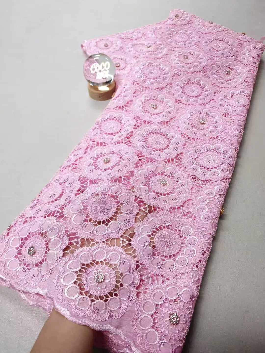 tissu dentelle polyester coton fleurs couleurs blanc rose vert jaune occasion mariage classique