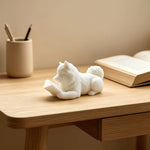 statue chien couché livre ouvert blanc noir décoration intérieur 10cm longueur 5cm hauteur festive