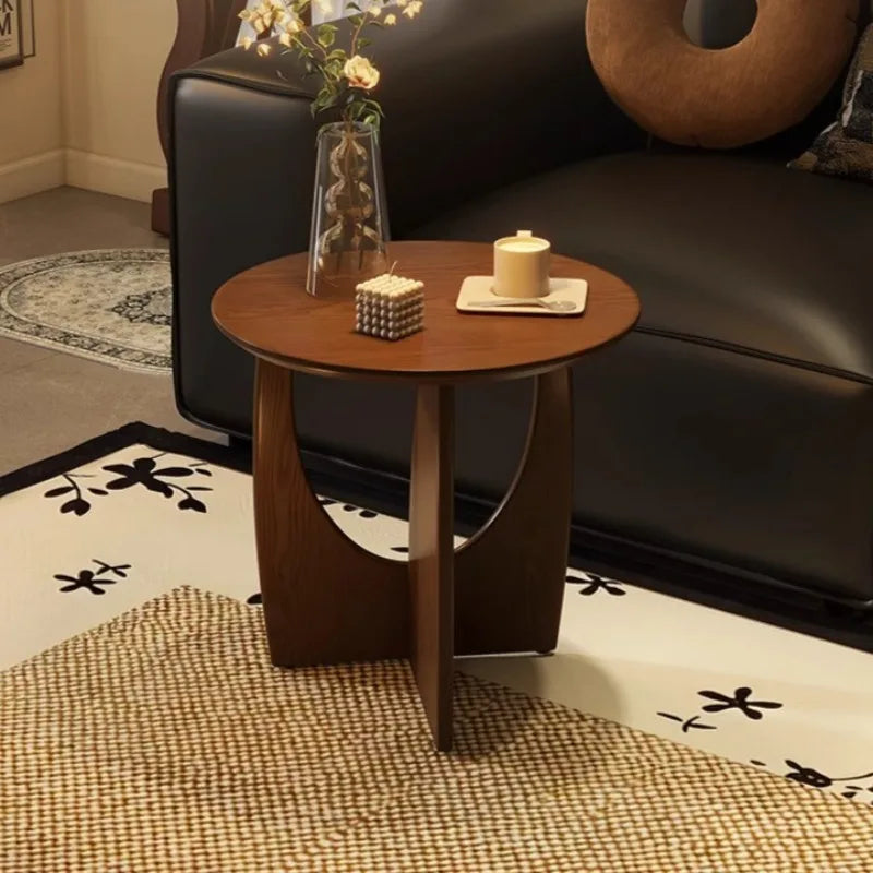 table ronde bois moderne minimaliste marron noir beige salon décoration vase fleurs bougies