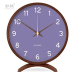 horloge moderne bois naturel cadran blanc chiffres noirs fond violet gris
