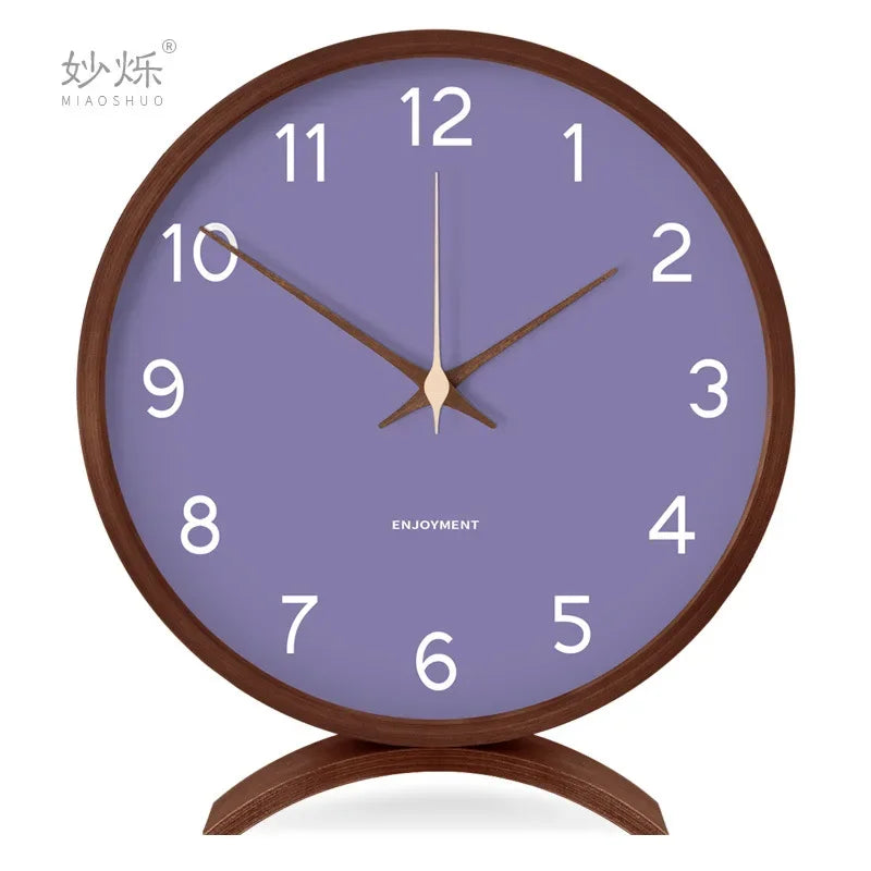 horloge moderne bois naturel cadran blanc chiffres noirs fond violet gris