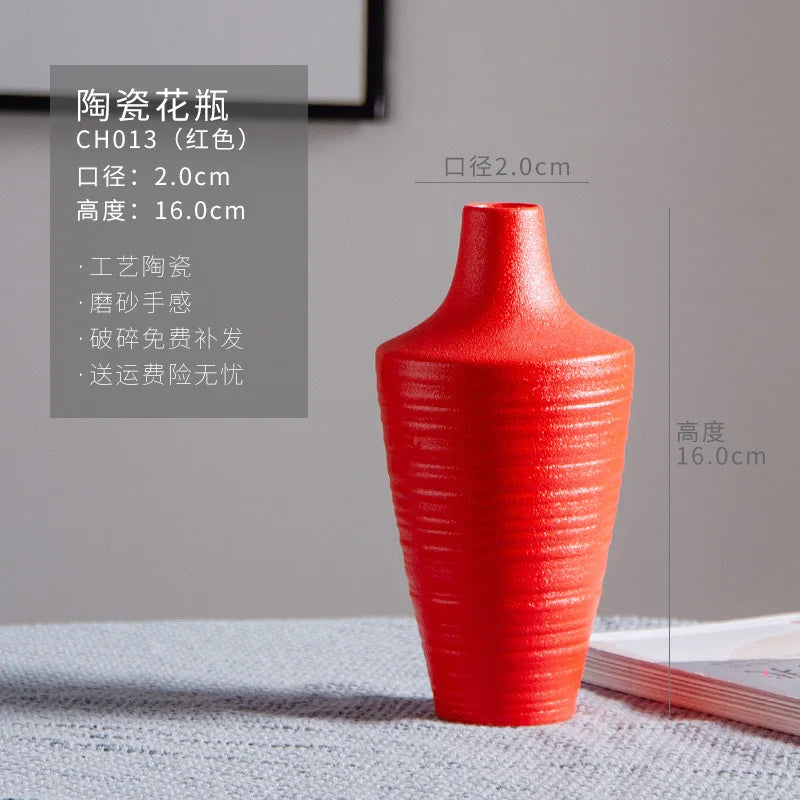 Vase décoratif en céramique rouge avec une texture rayée et des dimensions de 2,0 cm de diamètre et 16,0 cm de hauteur.