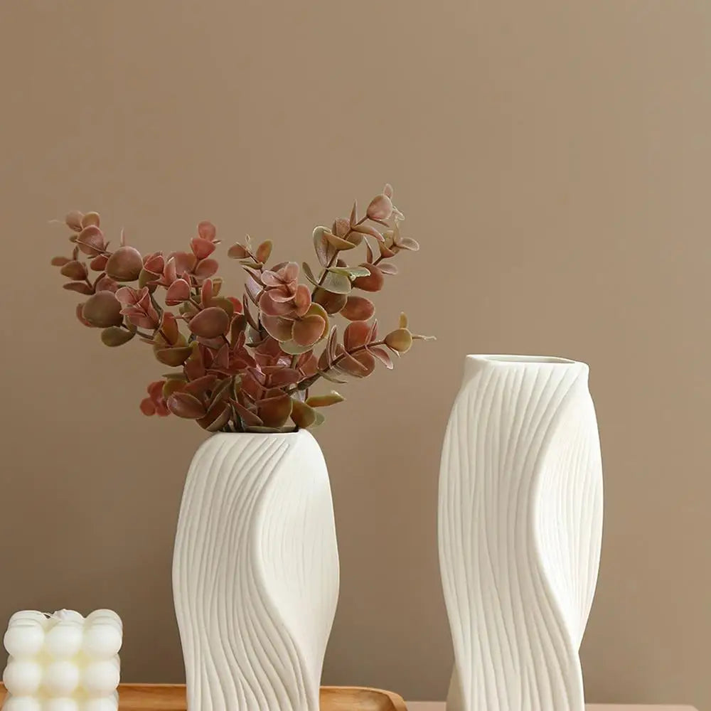 vases plastique moderne tulipes roses eucalyptus feuillage décoratif blanc rouge orange marron vert lignes