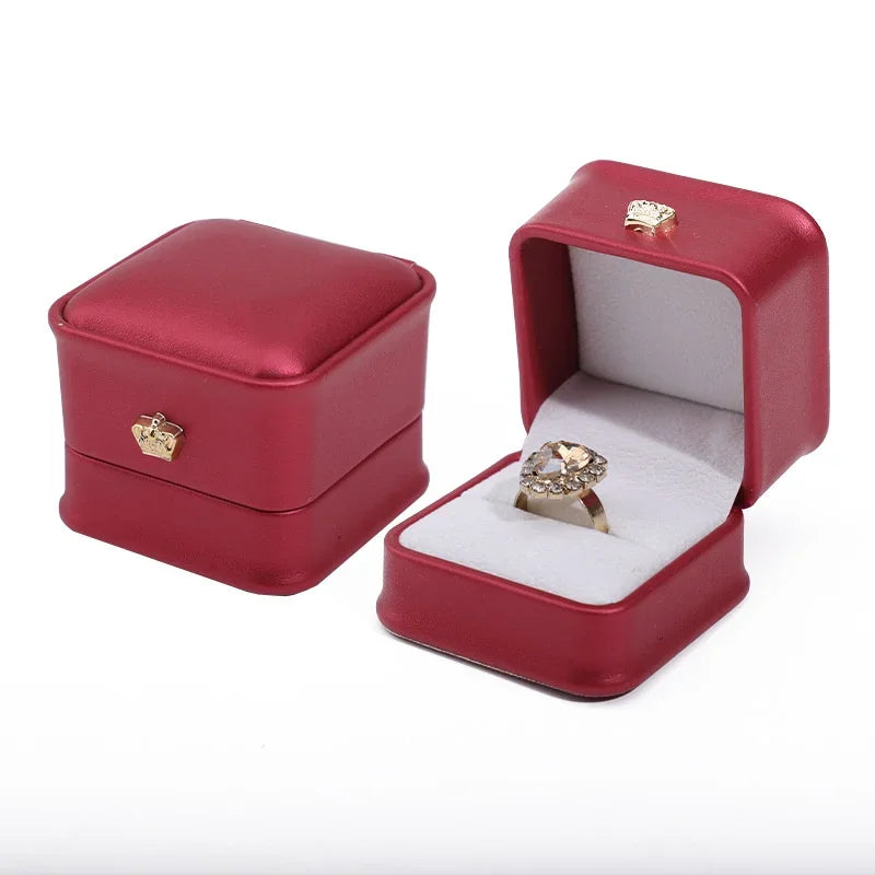 boîtes bijoux velours uni rose rouge bleu marine blanc classiques boutons dorés anneaux