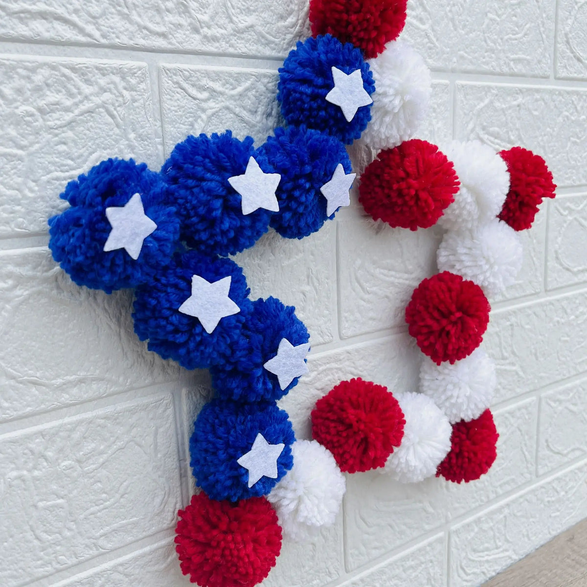 décoration murale rouge blanche bleue étoile coeur pompons halloween saint valentin anniversaire mariage festive