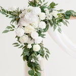 arche décorative fleurs artificielles blanc rose feuilles vertes tissu translucide décoration mariage anniversaire extérieur