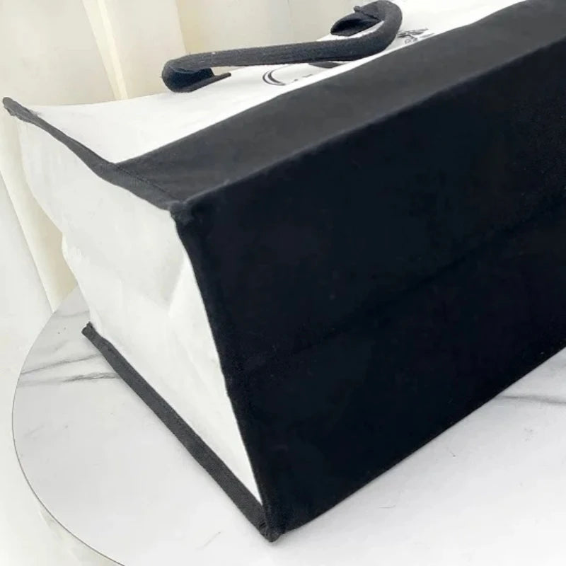 sac main toile blanc noir personnalisable logo respectueux environnement multifonctionnel moderne minimaliste poignées détachables
