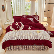 ensemble literie rouge foncé texturé motifs floraux brodés dentelle romantique vintage