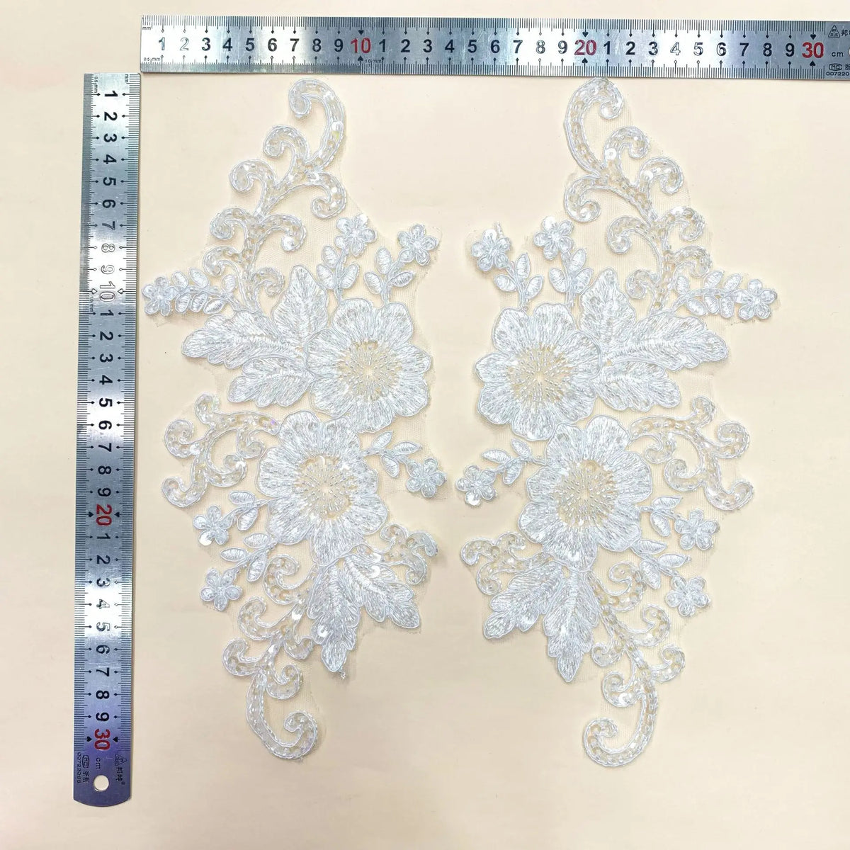 appliques textiles brodées fleurs sequins rose violet jaune bleu blanc