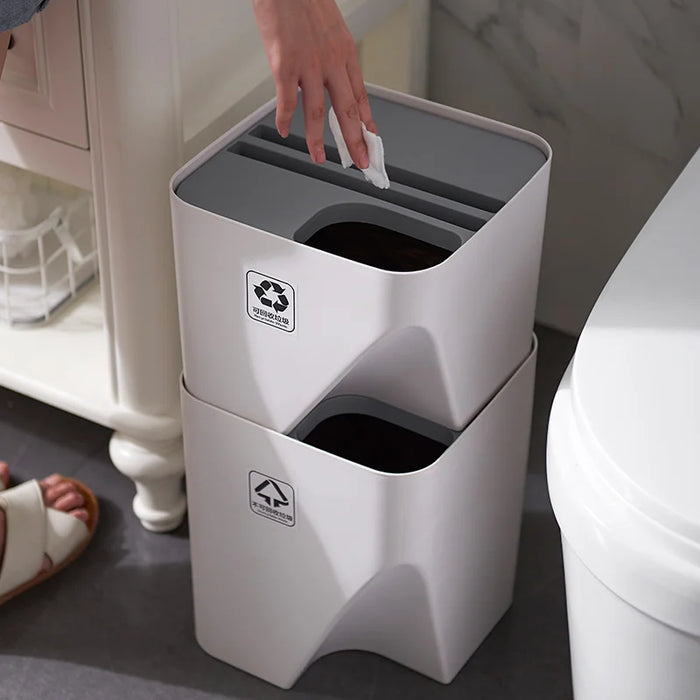 Poubelle empilable blanche avec couvercle dans salle de bain