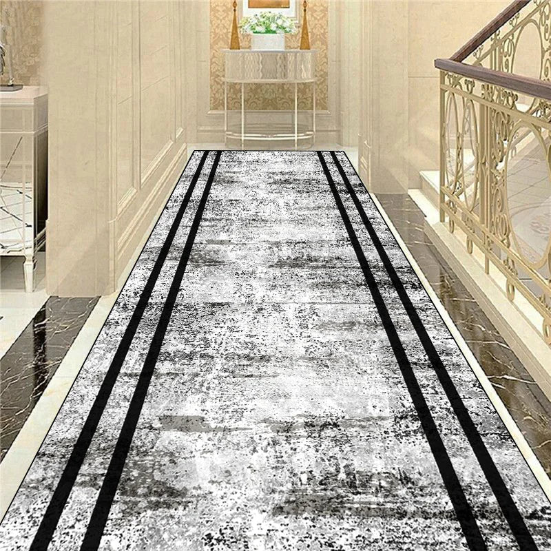 Tapis de couloir à motifs abstraits en noir et blanc, créant une atmosphère élégante et moderne dans l'entrée.