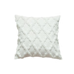 taies d'oreiller géométriques coussins blancs motifs pompons gris tapis doré salon decoration