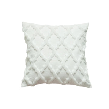 taies d'oreiller géométriques coussins blancs motifs pompons gris tapis doré salon decoration