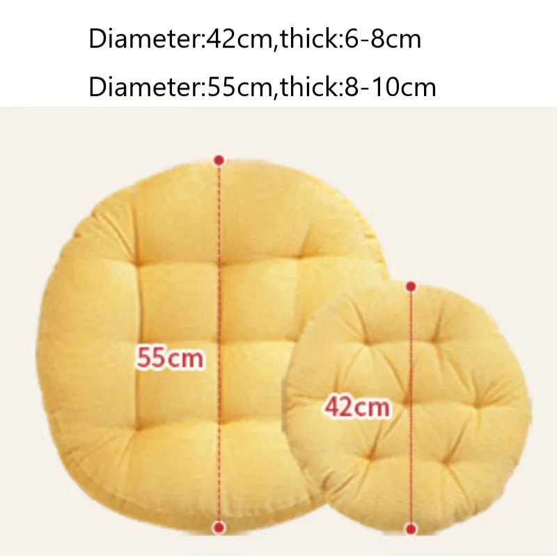 Coussin de sol violet utilisé pour le yoga dans un salon moderne