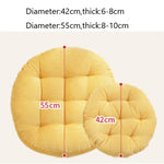 Coussin de sol violet utilisé pour le yoga dans un salon moderne