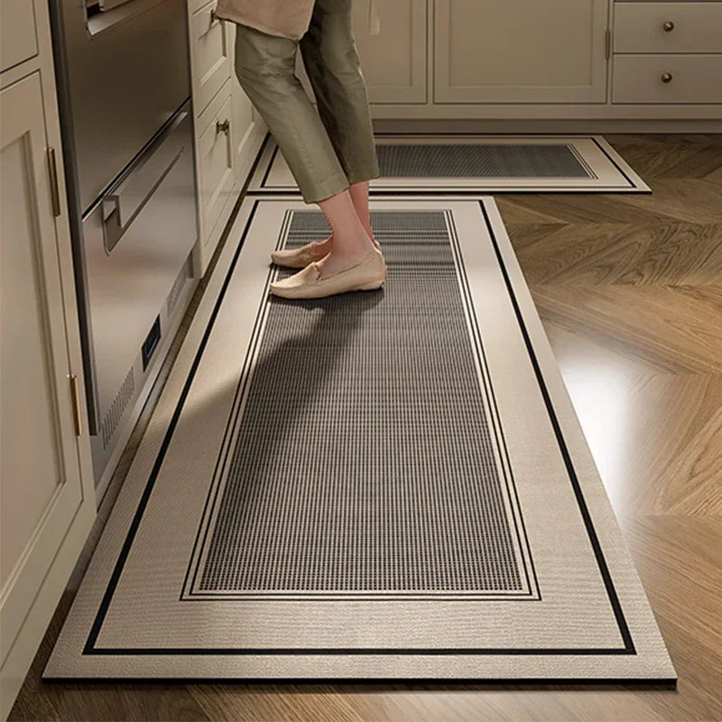 Tapis rayé noir et blanc moderne dans une cuisine élégante avec une armoire blanche et un parquet en bois.