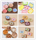 plateaux simulation résine miniature décorative assiettes gâteaux motifs fleurs carreaux textes couleurs marron blanc