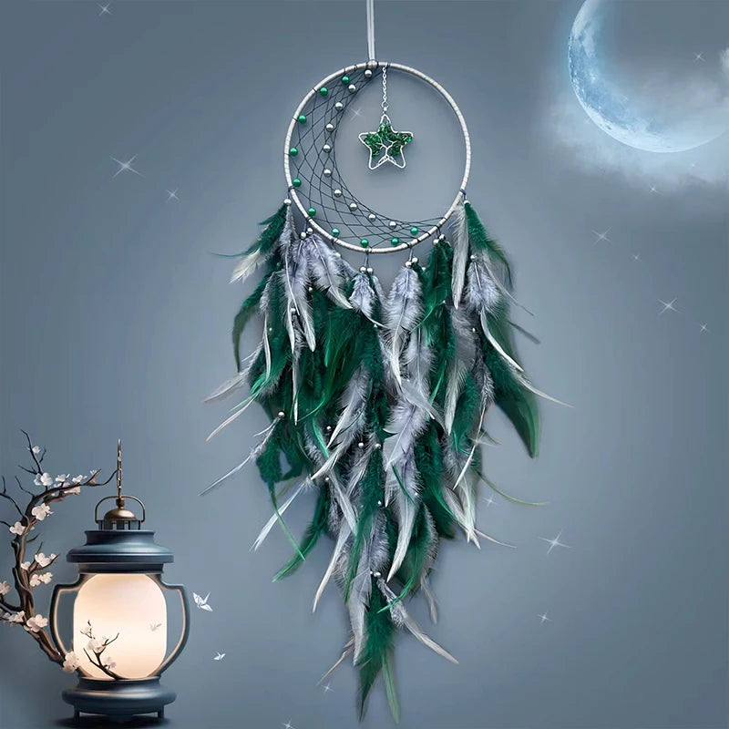 Captivante attrape-rêves aux nuances vertes et argentées, suspendu dans un décor nocturne étoilé, avec une lanterne allumée à proximité, créant une atmosphère apaisante et mystique.