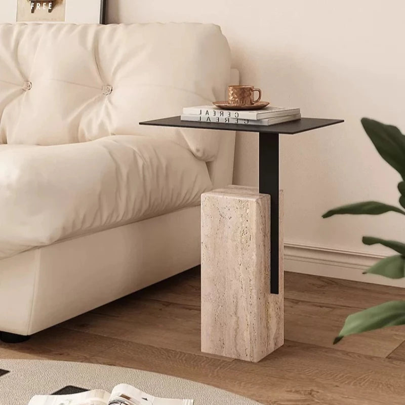 table basse moderne minimaliste marbre noir radio vintage vase couverts