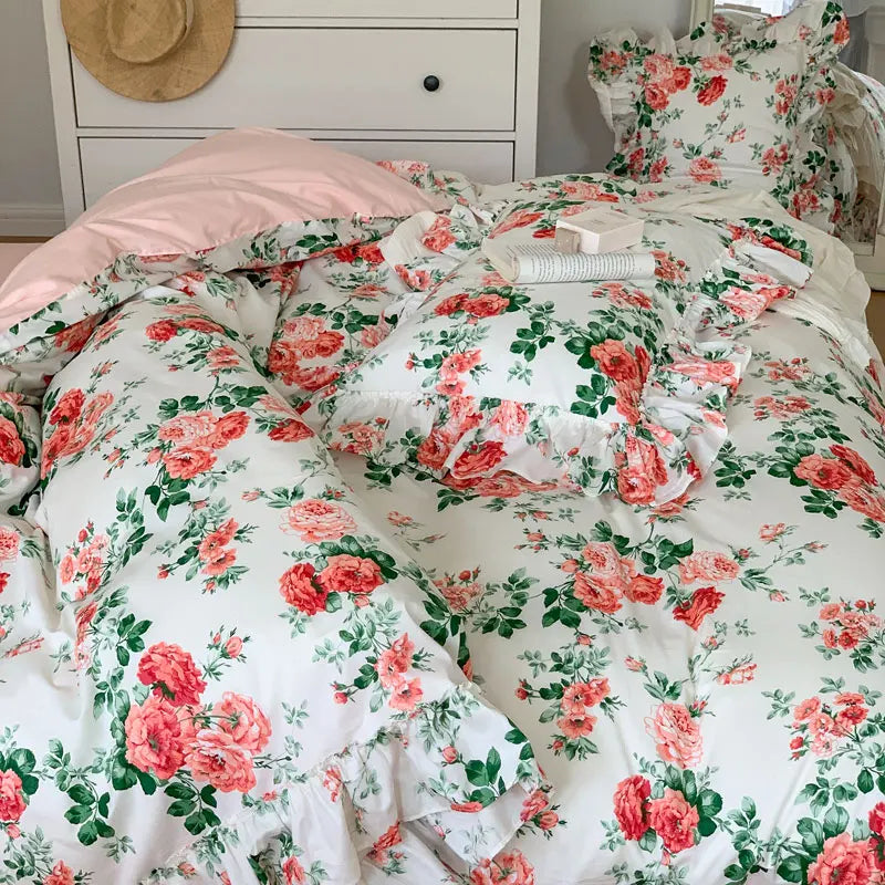 Parure complète montrant housse de couette et taies d'oreiller fleuries