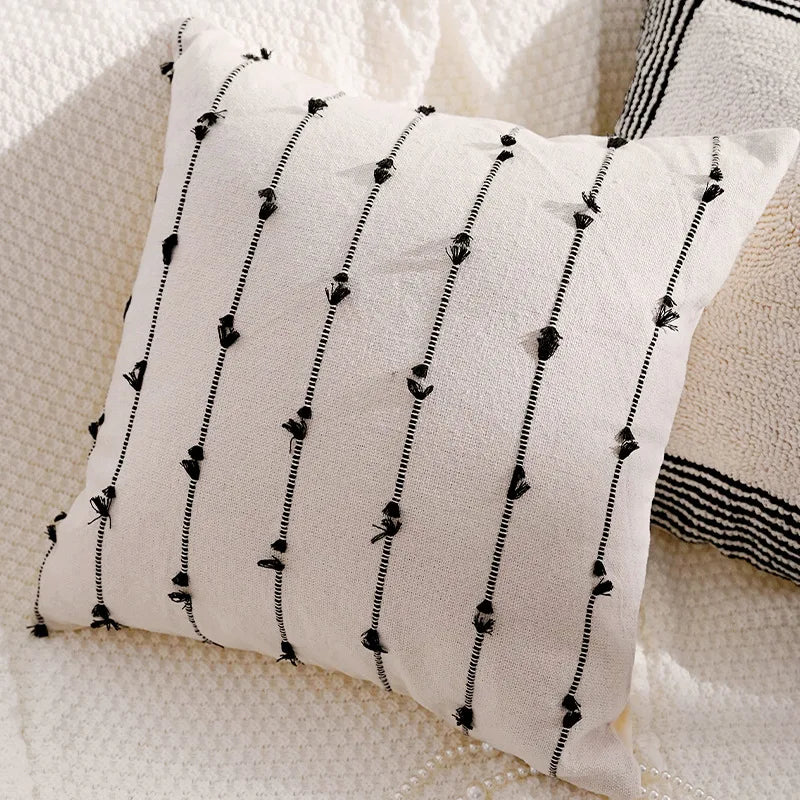 housse coussin décoration moderne motif géométrique brodé noir blanc pompons maison luxe