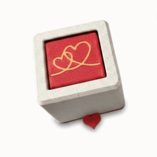 boîte bijoux moderne blanche rouge coeurs dorés anneaux colliers élégante rangement cadeau anniversaire