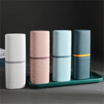 tasse pliable moderne brosse dents crème dentifrice blanc rose bleu gris texture goutte'eau