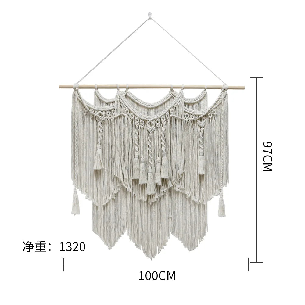 tapisserie macramé boho chic motifs géométriques franges beige clair tige bois crochets métalliques