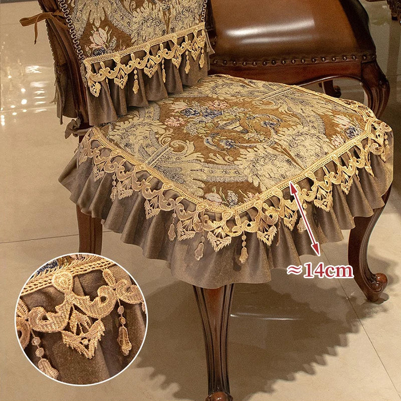 Cette image montre un fauteuil ancien aux motifs dorés et ornements délicats, avec un coussin richement décoré aux tons marron et dorés.
