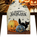 L'image montre une décoration pour Halloween avec des citrouilles sculptées, un chat noir, des toiles d'araignées et un message souhaitant un joyeux Halloween écrit dans un style élégant.