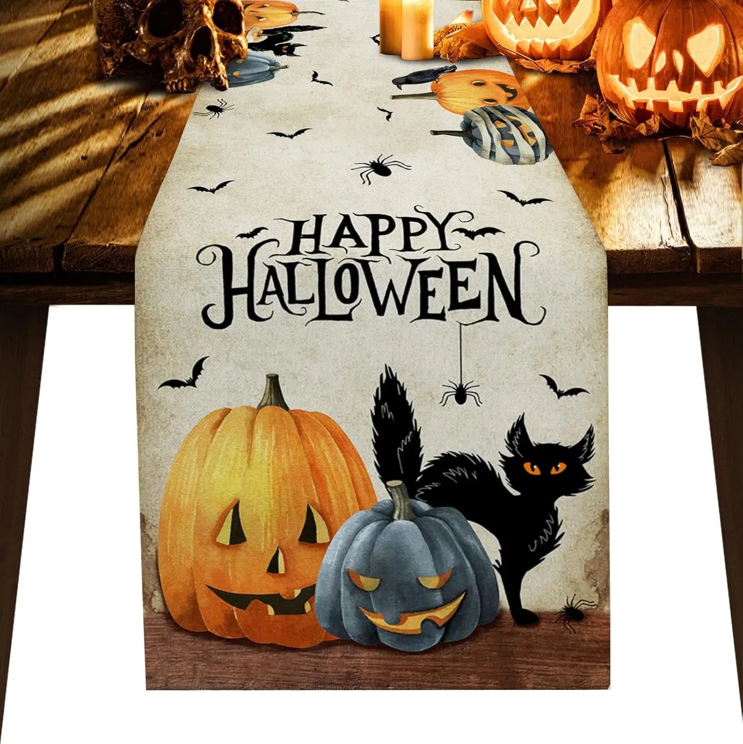 L'image montre une décoration pour Halloween avec des citrouilles sculptées, un chat noir, des toiles d'araignées et un message souhaitant un joyeux Halloween écrit dans un style élégant.