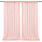 Deux panneaux de rideaux longs et légers de couleur rose pâle suspendus sur une barre horizontale.
