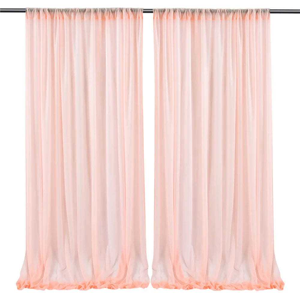 Deux panneaux de rideaux longs et légers de couleur rose pâle suspendus sur une barre horizontale.