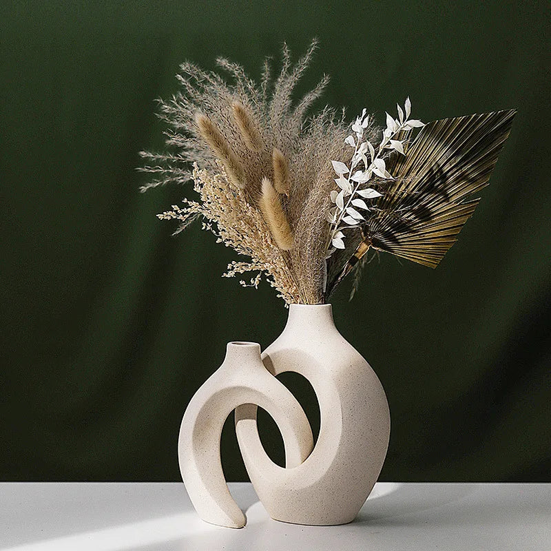 vases decoratifs modernes texturés noir beige fleurs seches bougie sculpturale minimalisteintérieur