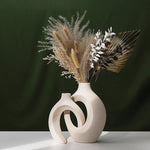 vases decoratifs modernes texturés noir beige fleurs seches bougie sculpturale minimalisteintérieur